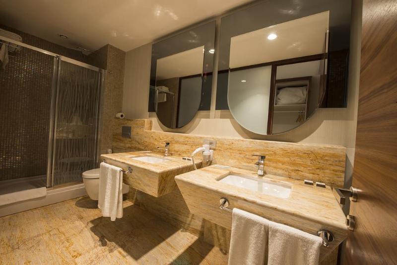 Ramada By Wyndham Gemli̇K Hotel Gemlik Bagian luar foto