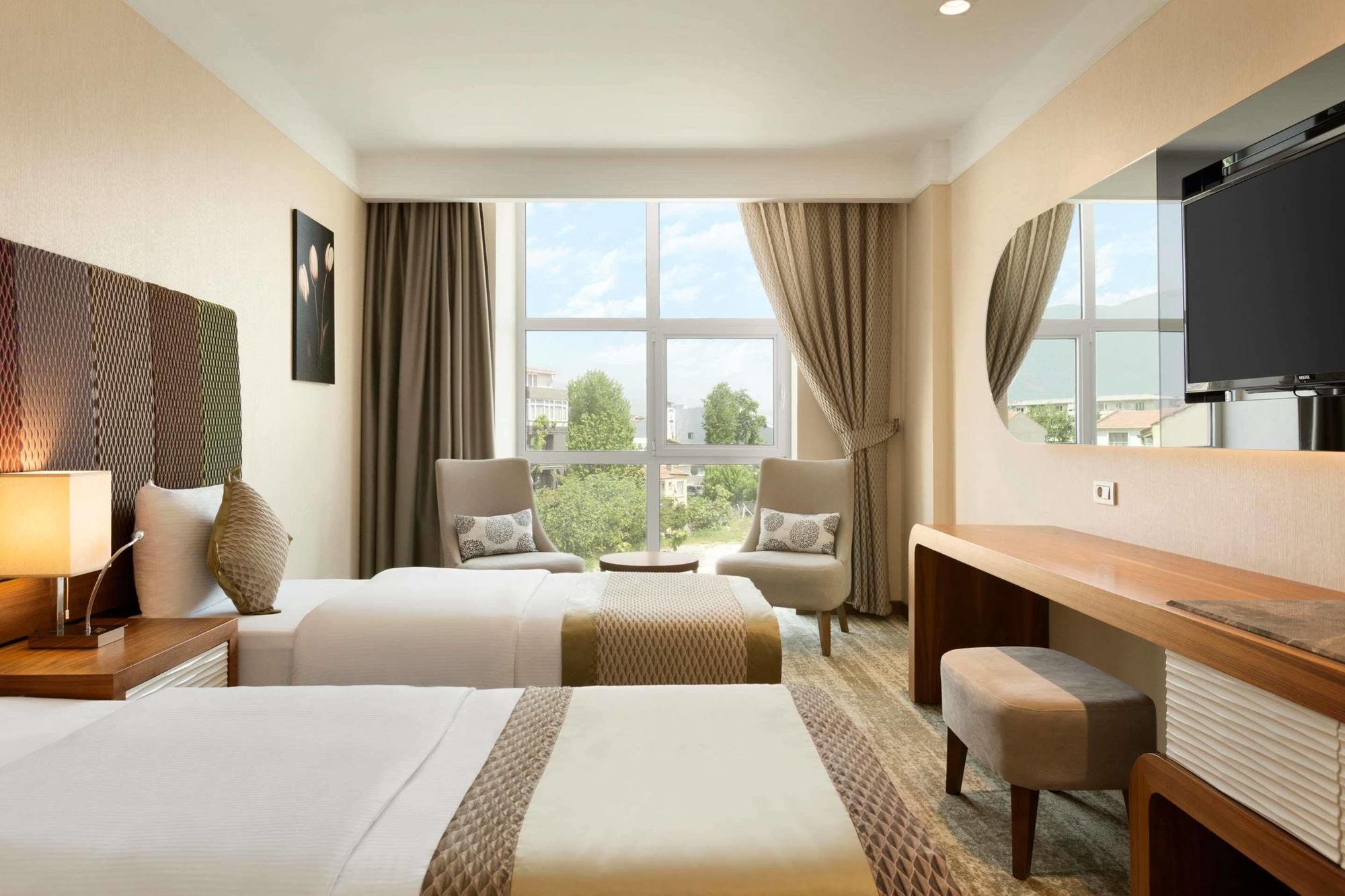 Ramada By Wyndham Gemli̇K Hotel Gemlik Bagian luar foto